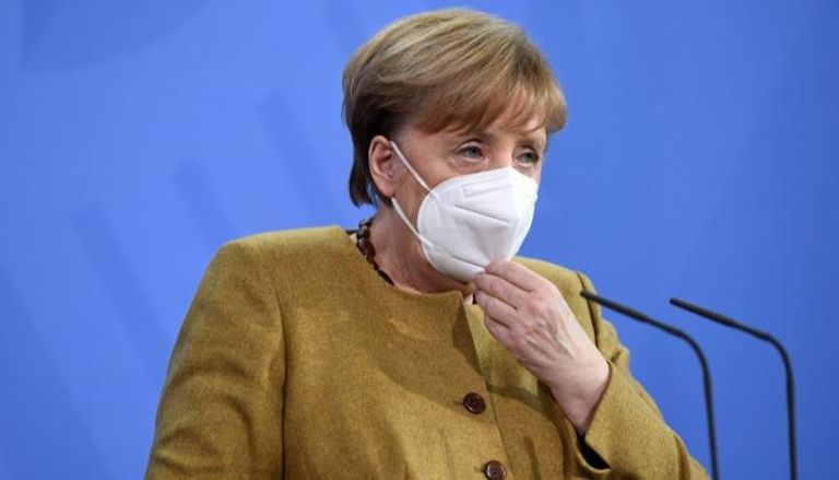  المستشارة الألمانية أنجيلا ميركل ترتدي الكمامة للوقاية من فيروس كورونا