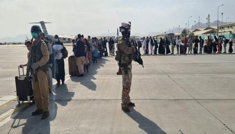 جانب من إجلاء إيطاليا لعدد من اللاجئين الأفغان- رويترز