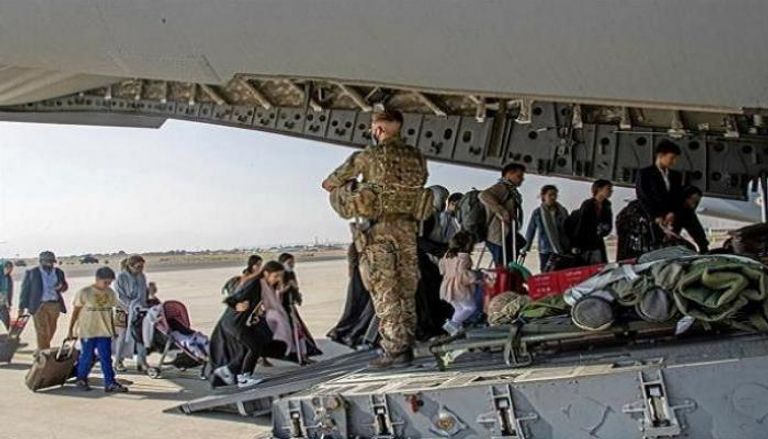 جانب من عمليات الإجلاء المتواصلة في مطار كابول