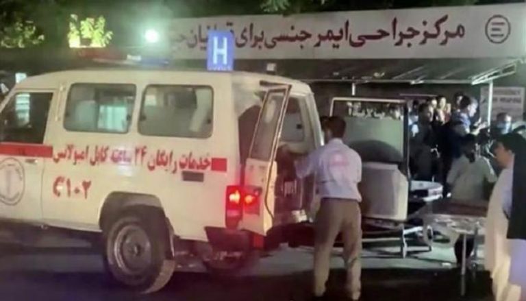 سيارة إسعاف تنقل ضحايا تفجير مطار كابول-أ.ف.ب