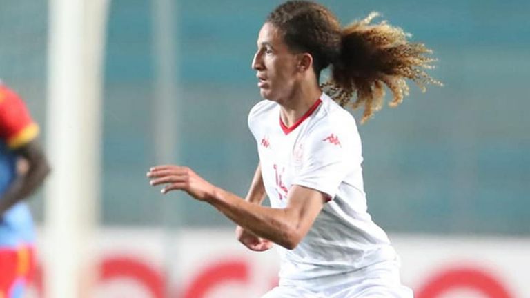 حنبعل المجبري بقميص منتخب تونس إسماعيل الغربي لاعب باريس سان جيرمان