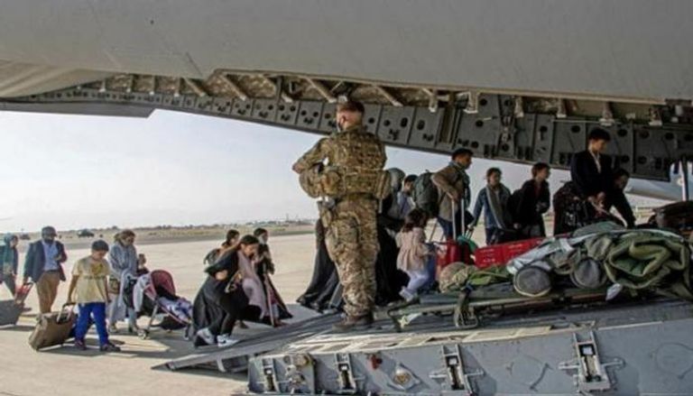 جانب من عمليات إجلاء الرعايا الأجانب من أفغانستان- رويترز