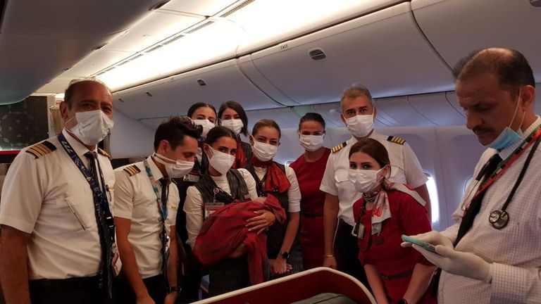 طاقم الطائرة التركية مع المولود الأفغاني الجديد