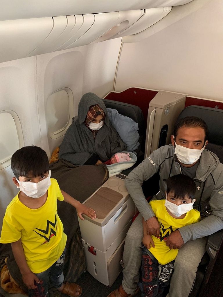 طاقم الطائرة التركية مع المولود الأفغاني الجديد