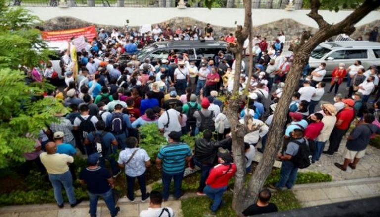 مظاهرة للمدرسين تطوق سيارة الرئيس المكسيكي 