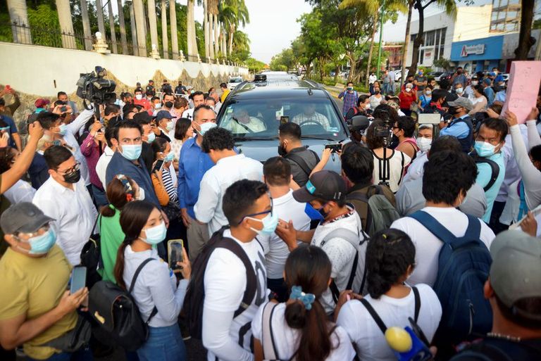 مظاهرة للمدرسين تطوق سيارة الرئيس المكسيكي