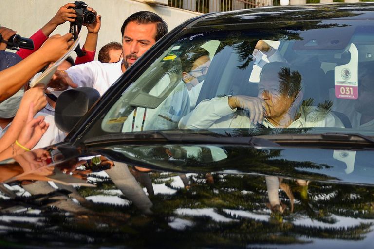 مظاهرة للمدرسين تطوق سيارة الرئيس المكسيكي