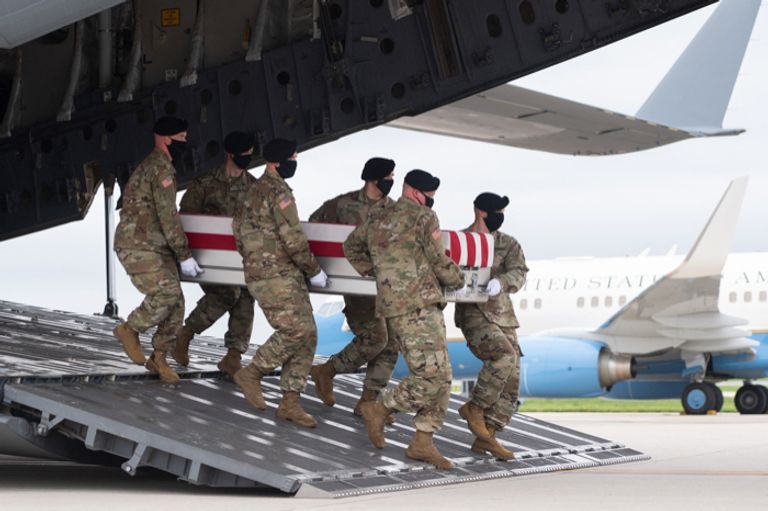 جو بايدن وقرينته خلال استقبال جثامين الجنود الأمريكيين 