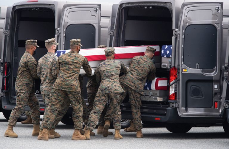 جو بايدن وقرينته خلال استقبال جثامين الجنود الأمريكيين 