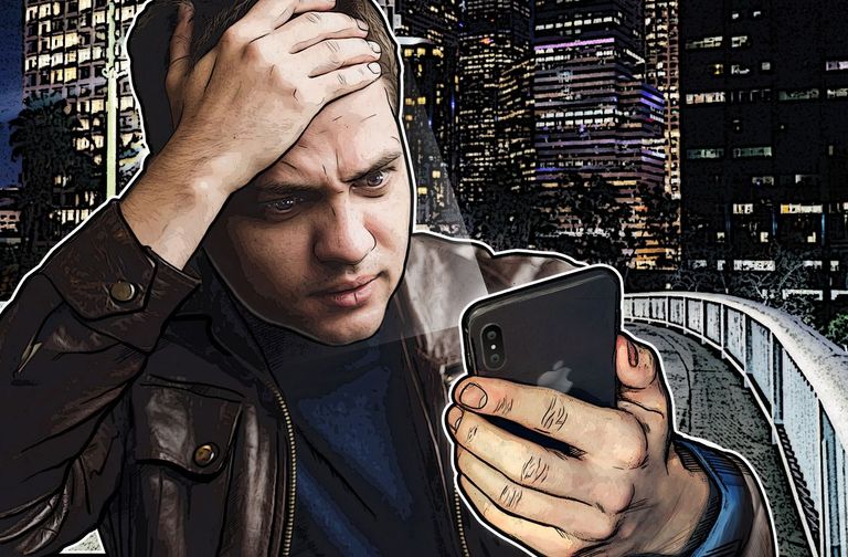 شخص يحمل هاتف آيفون وينظر لخاصية Face ID