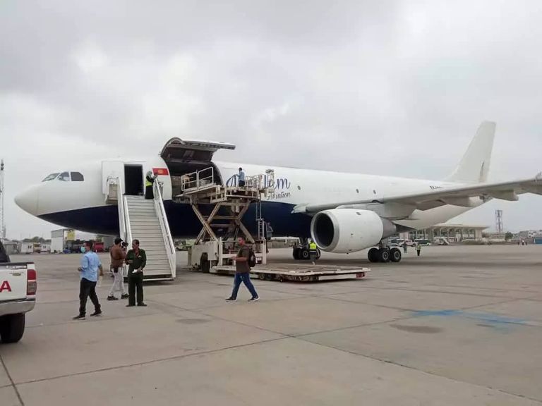 وصول أولى دفعات لقاح 