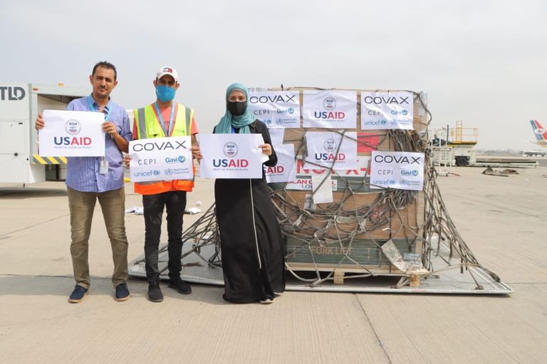 وصول أولى دفعات لقاح 