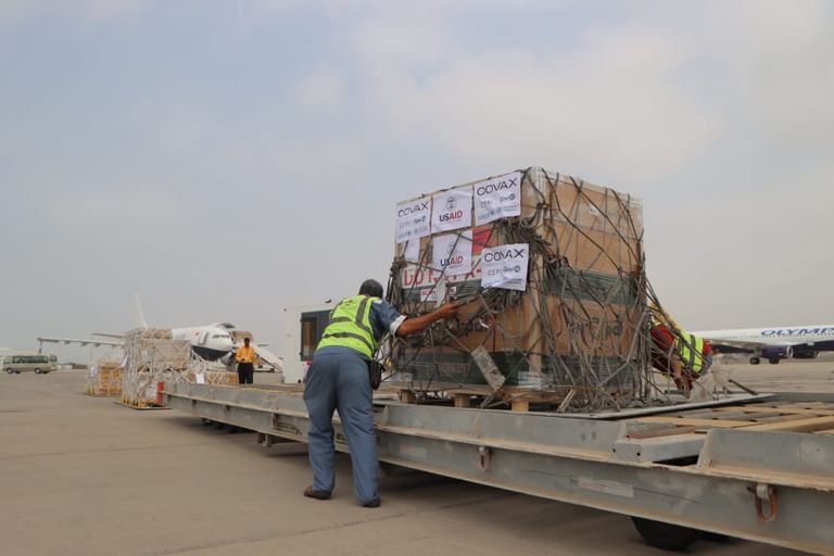 وصول أولى دفعات لقاح 