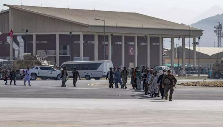 جانب من عملية الإجلاء بمطار كابول
