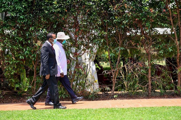 الرئيس الأوغندي في استقبال آبي أحمد