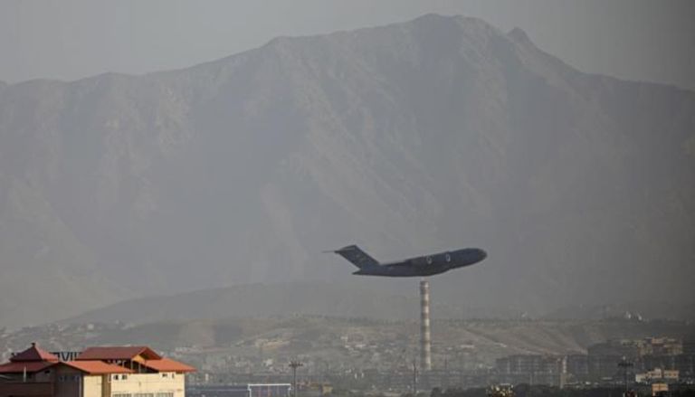 طائرة إجلاء أمريكية تغادر مطار كابول - رويترز 