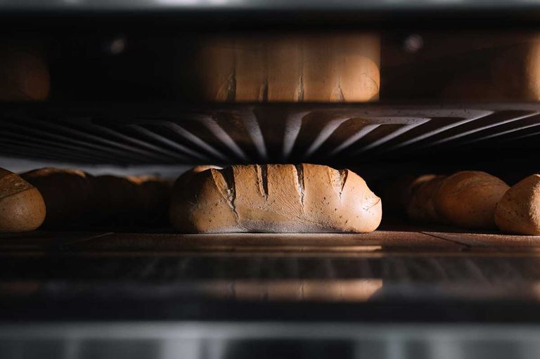 تذويب الخبز في الفرن