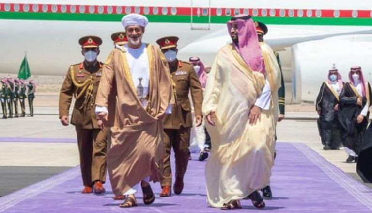 السعودية وعُمان تنشدان تطوير علاقاتهما التجارية بمشاريع كبرى