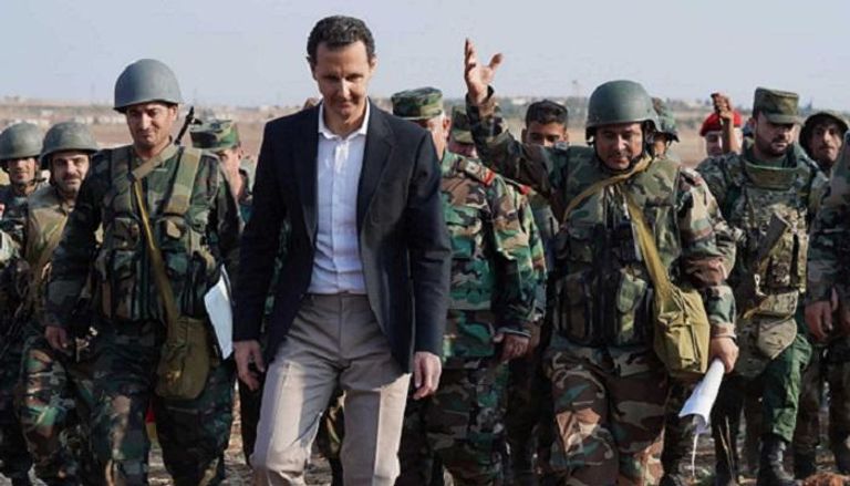 الرئيس السوري وخلفة جنود بالجيش السوري