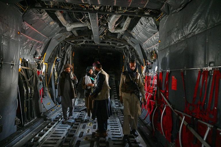 عناصر طالبان في مطار كابول بعد الانسحاب الأمريكي