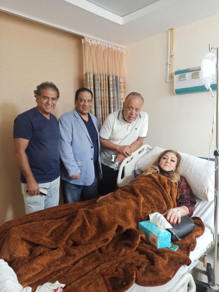 الفنانة المصرية نهال عنبر في مستشفى العلمين 