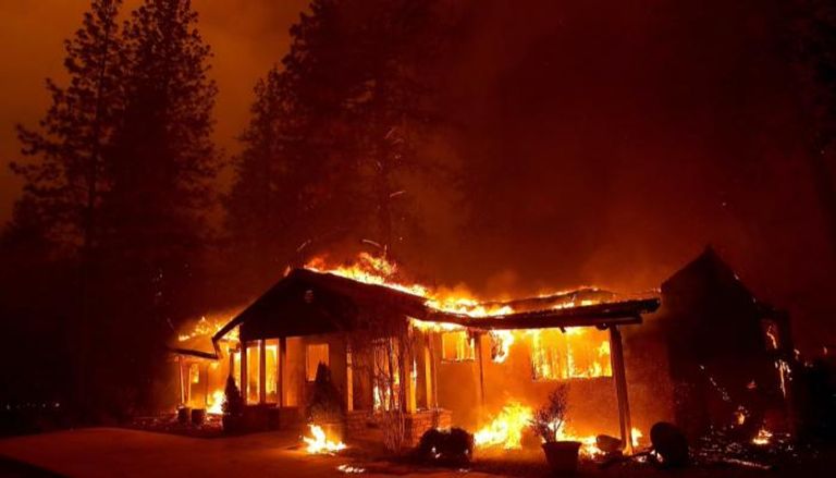 الحرائق تهدد آلاف المنازل في كاليفورنيا 