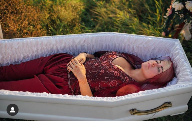 حسناوات أوكرانيا داخل توابيت الرعب