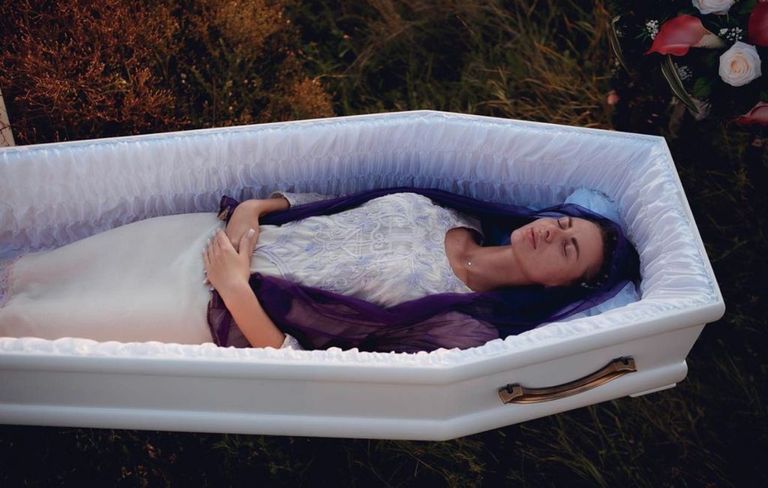 حسناوات أوكرانيا داخل توابيت الرعب