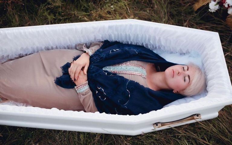 حسناوات أوكرانيا داخل توابيت الرعب