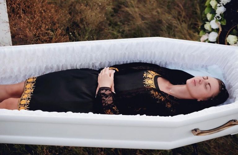 حسناوات أوكرانيا داخل توابيت الرعب