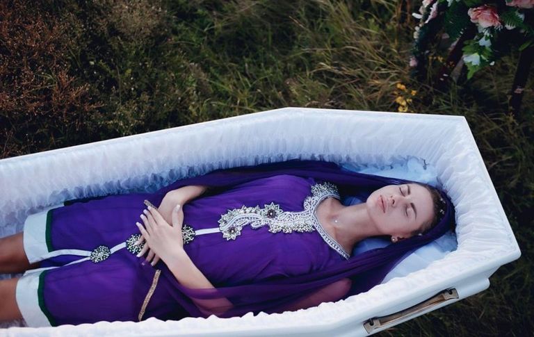 حسناوات أوكرانيا داخل توابيت الرعب