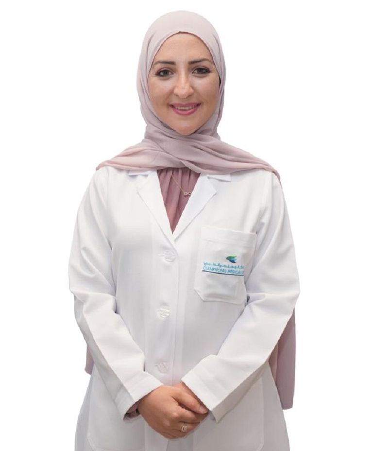 الدكتورة مروى يحفوفي أخصائية طب الاطفال في مستشفى كليمنصو الطبي بدبي أب يضع الكمامة لابنته