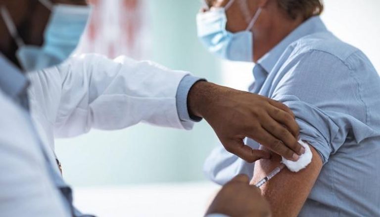 سيدة تحصل على لقاح فيروس كورونا