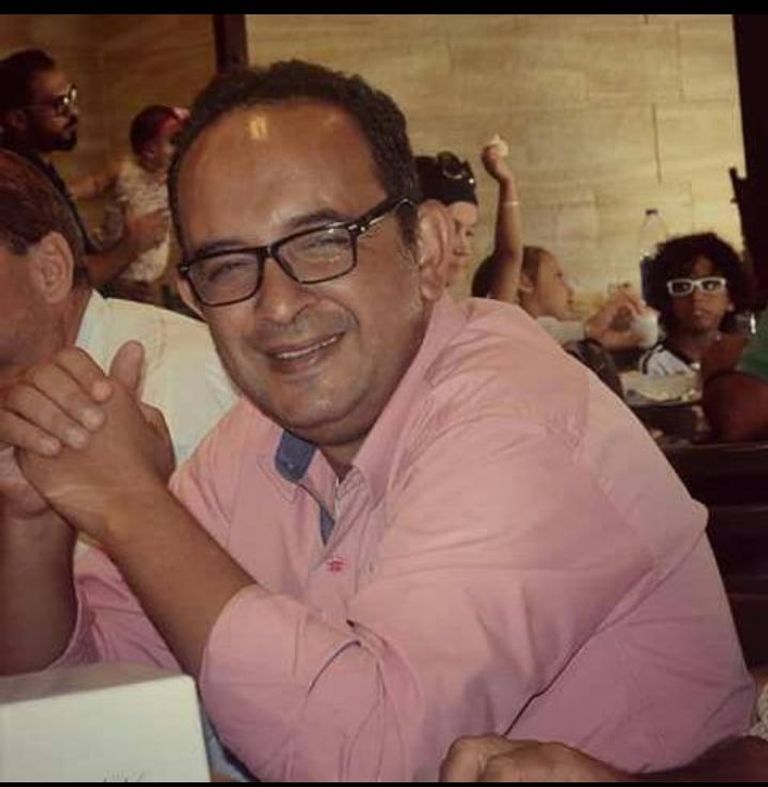 طبيبة تشرح لمواطن مخاطر فيروس كورونا 