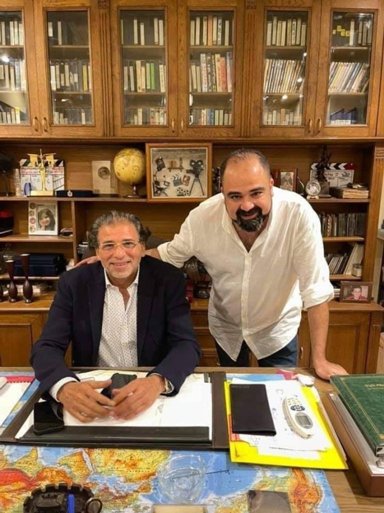 خالد يوسف في مكتبه وسط عدد من أصدقائه