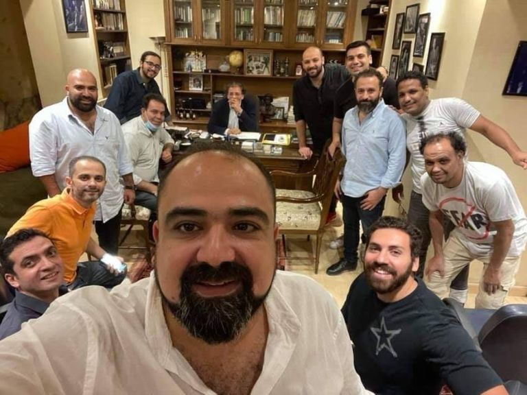 خالد يوسف في مكتبه وسط عدد من أصدقائه