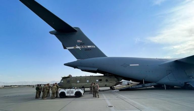 نقل طائرة مروحية أمريكية من مطار كابول - رويترز