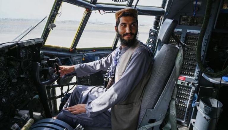 أحد عناصر طالبان في قمرة قيادة طائرة تابعة للقوات الجوية الأفغانية 