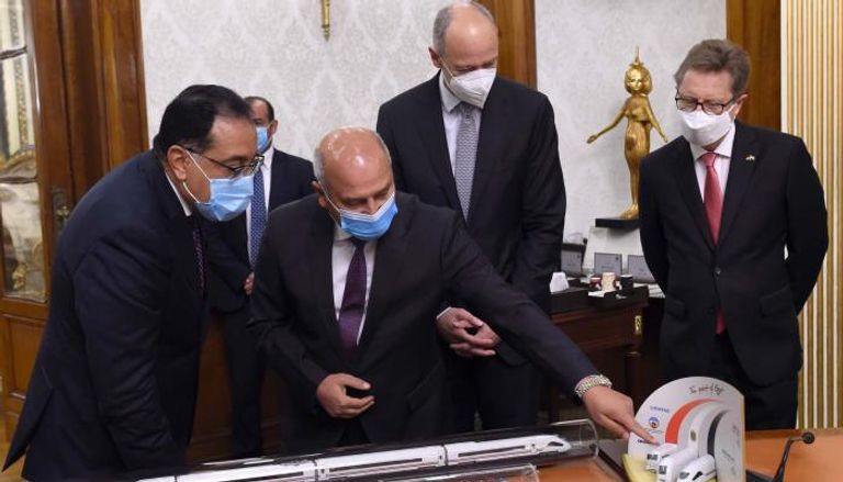 الحكومة المصرية تعاين مجسم القطار الكهربائي فائق السرعة 