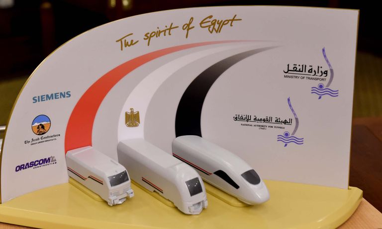 مصر تدخل عصر "القطار قائق السرعة".. 4.5 مليار دولار لإنجاز الحلم الحكومة المصرية تعاين مجسم القطار الكهربائي فائق السرعة