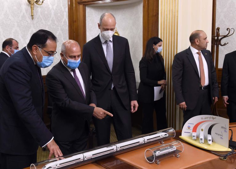 مصر تدخل عصر "القطار قائق السرعة".. 4.5 مليار دولار لإنجاز الحلم الحكومة المصرية تعاين مجسم القطار الكهربائي فائق السرعة