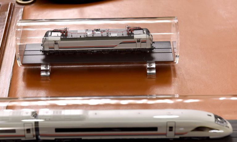 مصر تدخل عصر "القطار قائق السرعة".. 4.5 مليار دولار لإنجاز الحلم الحكومة المصرية تعاين مجسم القطار الكهربائي فائق السرعة