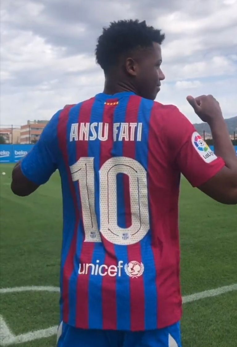 ليونيل ميسي قائد برشلونة السابق