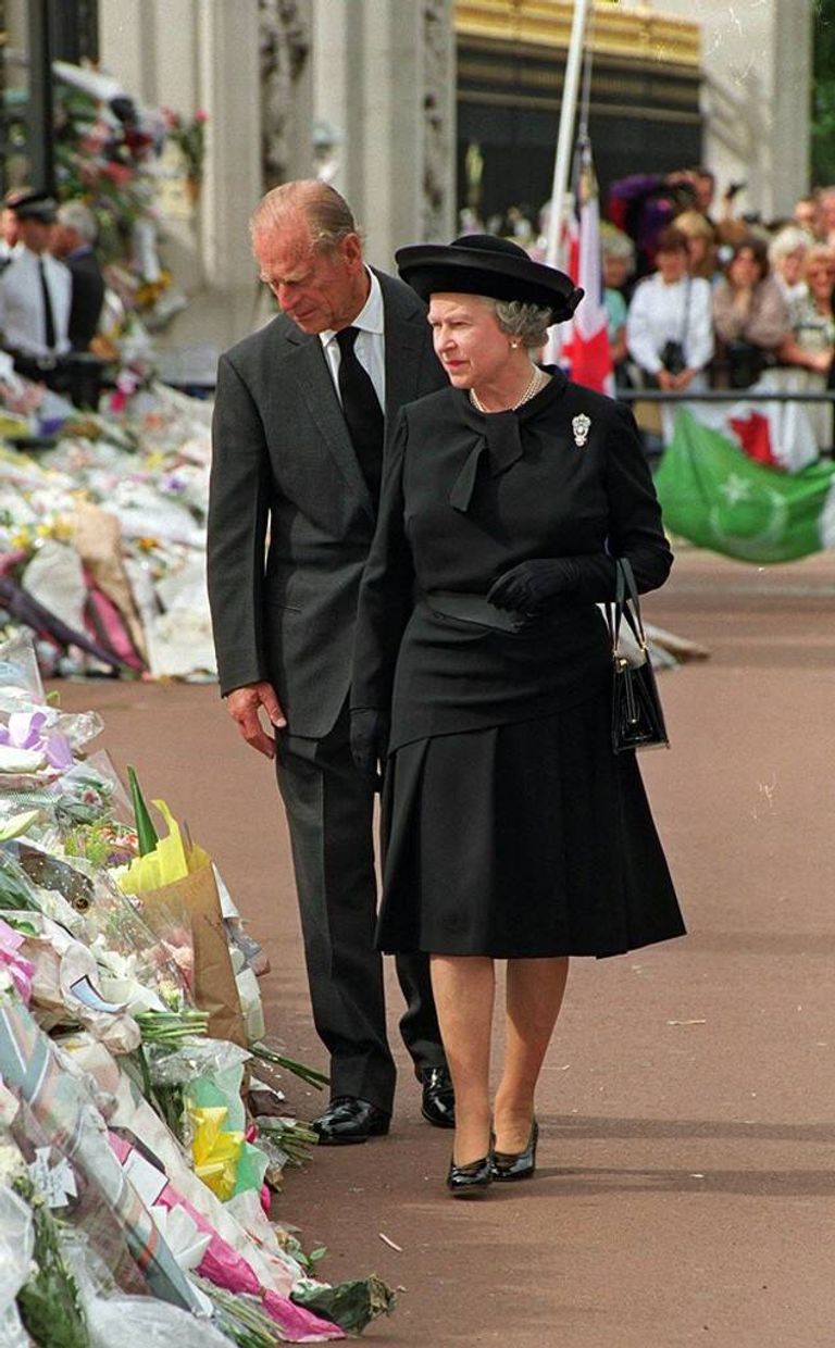 Королева на похоронах принцессы Дианы