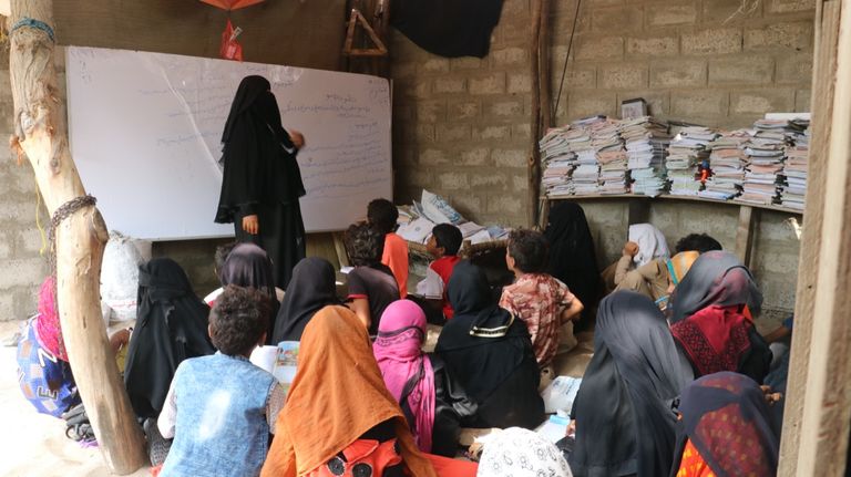 يمنية تحول منزلها إلى مدرسة