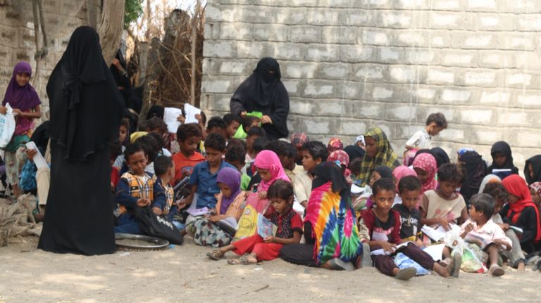 يمنية تحول منزلها إلى مدرسة