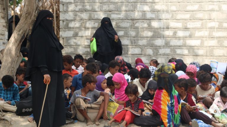 يمنية تحول منزلها إلى مدرسة