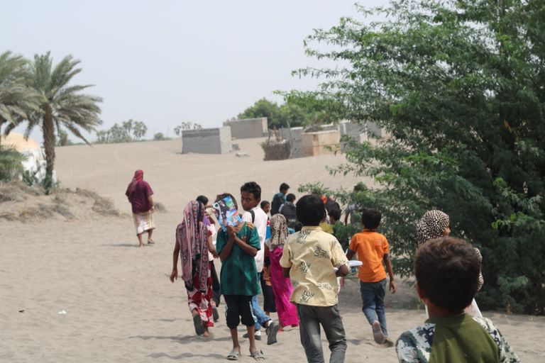 يمنية تحول منزلها إلى مدرسة