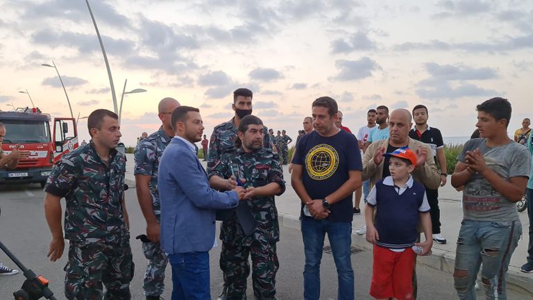 شمشون لبنان يجر شاحنة إطفاء بشعره تحية لضحايا انفجار مرفأ بيروت