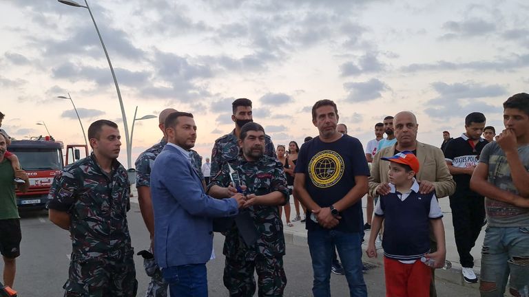 شمشون لبنان يجر شاحنة إطفاء بشعره تحية لضحايا انفجار مرفأ بيروت